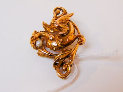 null A winged chimera brooch in pink gold (18 carats) with a pearl, l. 4.5 cm, approx....