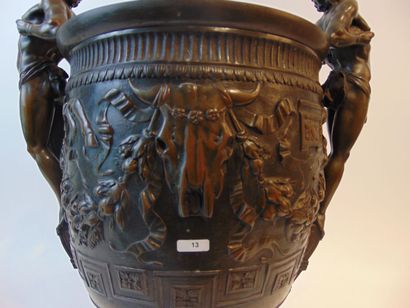 ECOLE FRANCAISE Important vase néoclassique à décor de bucranes et festons, anses...