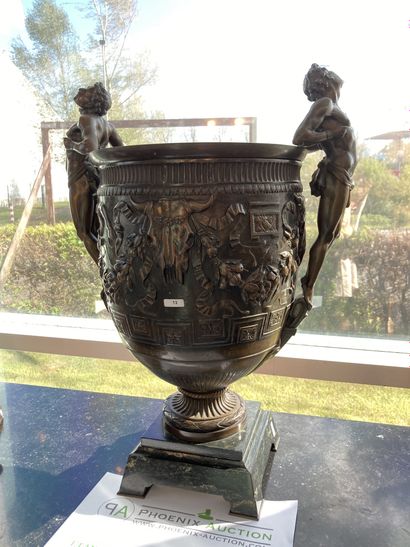 ECOLE FRANCAISE Important vase néoclassique à décor de bucranes et festons, anses...