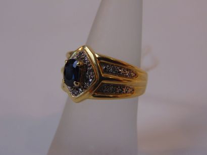 null Yellow gold ring (18 carats) set with an oval sapphire and diamonds, traces...