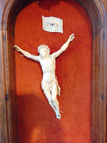 null Important crucifix in a Louis XV period niche, 18th-19th century, carved ivory...
