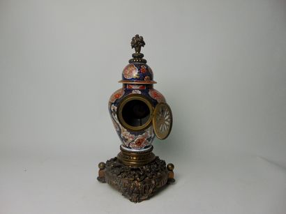 null Garniture de cheminée d'époque Napoléon III, fin XIXe, porcelaine à décor Imari...