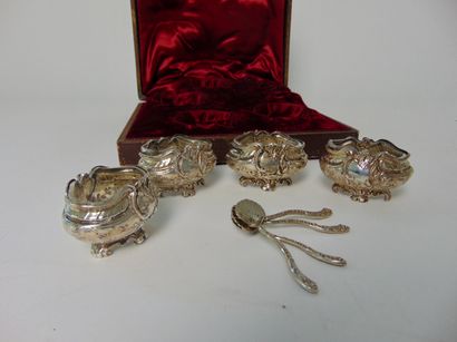null Suite de quatre salières ovales de style Louis XV, XIX-XXe, argent ciselé, doublures...