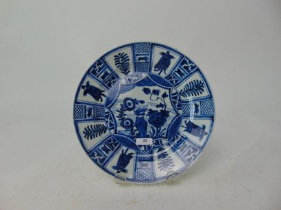 CHINE Assiette à décor bleu et blanc, dynastie Qing - époque Kangxi (1662-1722) /...
