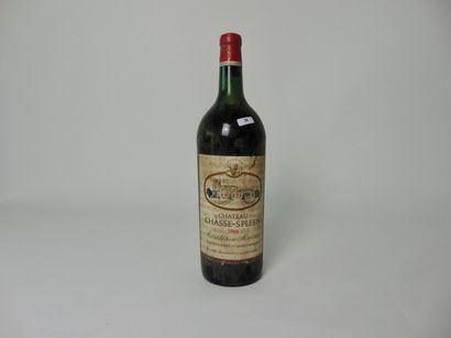 BORDEAUX (MOULIS) Rouge, Château Chasse-Spleen 1966, un magnum [haut-épaule, étiquette...