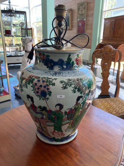 CHINE Grande jarre à décor wucai d'une scène de cour montée en lampe, dynastie Qing...