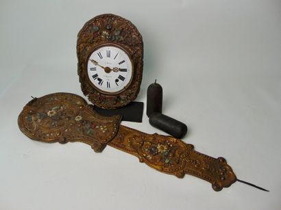 null Horloge d'applique, XIXe, bois noirci et cuivre à riche décor repoussé et polychromé,...