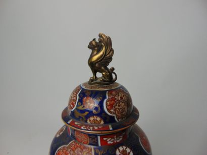 null Garniture de cheminée d'époque Napoléon III, fin XIXe, porcelaine à décor Imari...