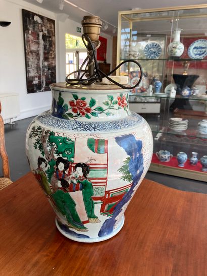 CHINE Grande jarre à décor wucai d'une scène de cour montée en lampe, dynastie Qing...