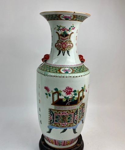 CHINE A large vase decorated with flowery incense burners and calligraphy in polychrome...