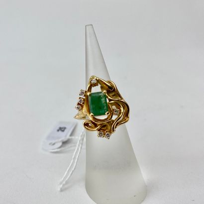 null Designer ring in yellow gold (18 carats) set with an emerald and diamonds, t....