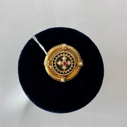 null Round brooch in yellow gold (18 carats) set with a ruby and pearls on a partially...