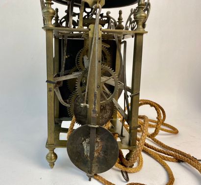 null Pendule-lanterne anglaise, probablement XIXe, laiton et étain, échappement à...