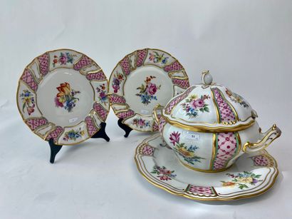 DESCAMPS - BRUXELLES A Rocaille tureen and its display stand with polychrome and...