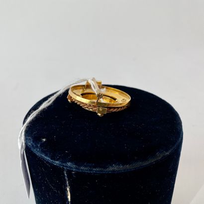null Broche ronde en or jaune (18 carats) sertie d'un rubis et de perles sur fond...
