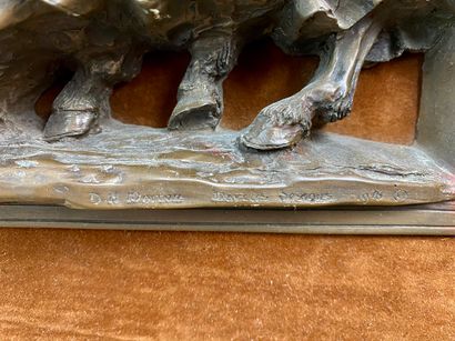 ECOLE ANGLAISE "Chevaliers", 1976, haut-relief en bronze patiné, signé, marqué et...