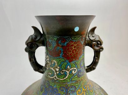 JAPON Vase de temple à décor floral en émaux cloisonnés polychromes, anses zoomorphes,...