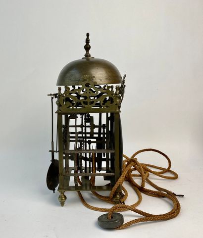 null Pendule-lanterne anglaise, probablement XIXe, laiton et étain, échappement à...