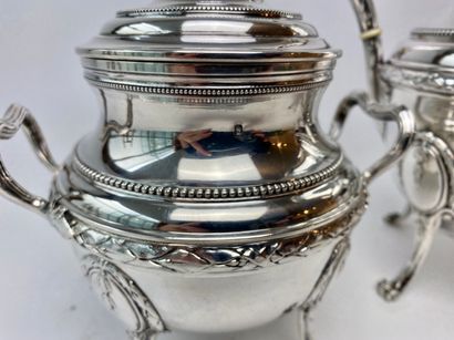PUIFORCAT Théière et son pot à sucre couvert quadripodes de style Louis XVI, prises...