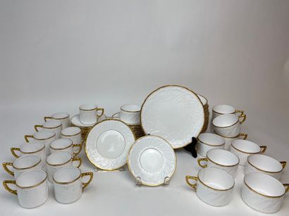France Service à dessert blanc et or à décor en léger relief, XXe, porcelaine, marque,...