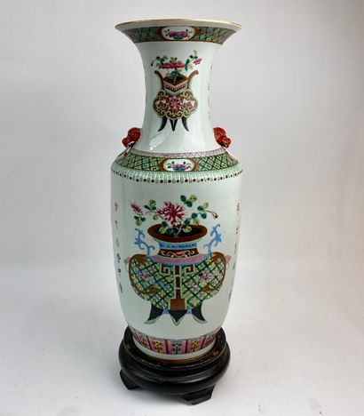 CHINE Grand vase à décor de brule-parfums fleuris et de calligraphies en émaux polychromes...