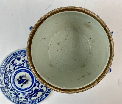 CHINE Pot à eau couvert à décor bleu et blanc, dynastie Qing / circa 1900, porcelaine,...