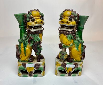 CHINE A pair of incense-lions with sancai glaze, movable eyes and sphere, Qing dynasty...