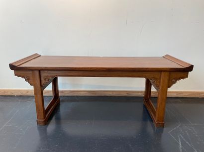 CHINE Table d'autel formant table basse, XXe, bois, 48x121x43 cm [fentes].