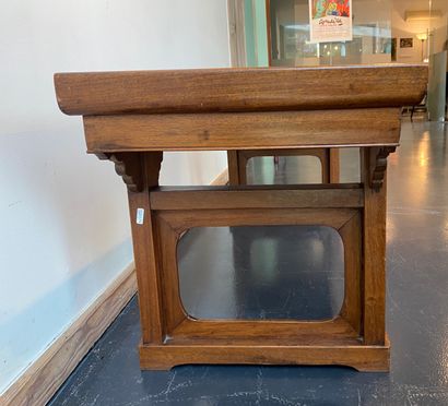 CHINE Table d'autel formant table basse, XXe, bois, 48x121x43 cm [fentes].