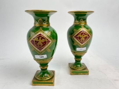 null Paire de petits vases de style Empire à décor vert et or, XXe, porcelaine, marque...