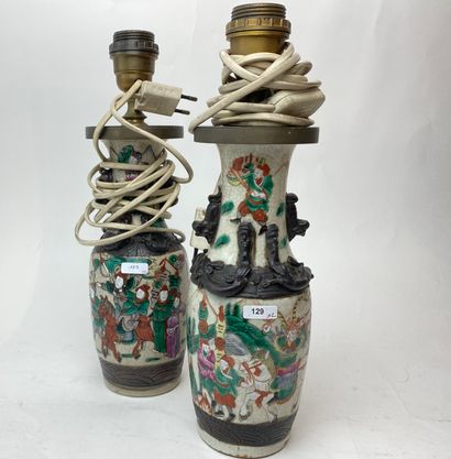 CHINE - Nankin Paire de petits vases à décors d'émaux polychromes sur fond craquelé...