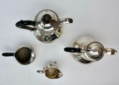 null Réunion de deux cafetières-marabouts et deux pots à lait en argent et bois noirci,...