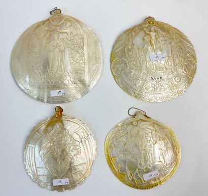 BETHLÉEM Set of four large mother-of-pearl shells with religious decorations carved...
