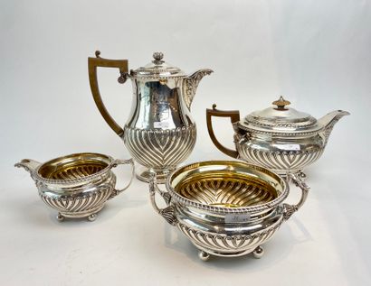 LONDRES Exceptional Regency-period gadrooned tea and coffee service, 1814, chased...