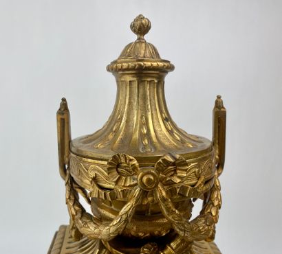 null Garniture de cheminée de style Louis XVI, début XXe, métal doré, trace de signature...