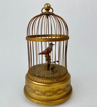 France Cage à oiseau chanteur, XXe, métal doré, marquée et numérotée, h. 29 cm [usures,...