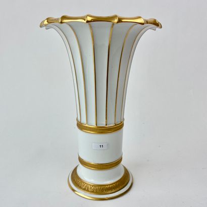 Royal Copenhagen Vase-cornet palmiforme blanc et or, 1946, porcelaine, marqué au...