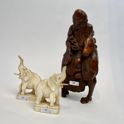 CHINE "Immortel chevauchant un cerf", XXe, statuette en bois sculpté et patiné, h....