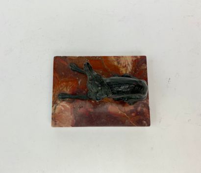 ECOLE FRANCAISE "Lévrier", début XXe, épreuve en bronze patiné sur socle de marbre,...