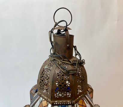 null Grande lanterne marocaine, XXe, métal et verre, h. 85 cm [altérations].