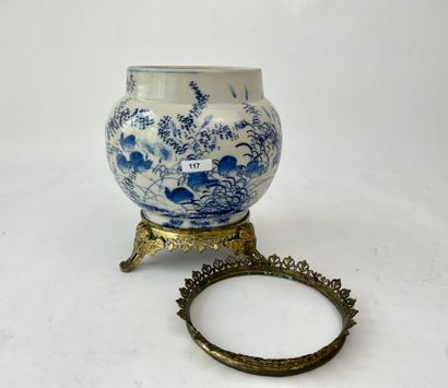 JAPON Vase à décor bleu et blanc, ère Meiji / circa 1900, porcelaine à monture européenne...