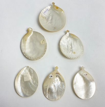 BETHLÉEM A set of six mother-of-pearl shells with religious decorations carved in...