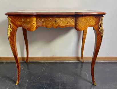 null Louis XV style lady's desk opening by a drawer in the belt, 20th century, veneered...