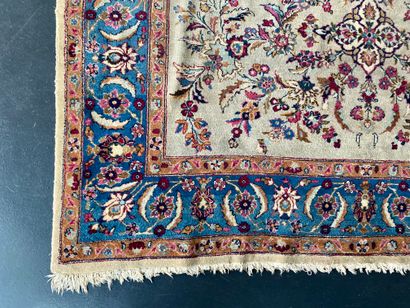 null Grand tapis persan de type Isfahan à décor floral polychrome sur champ ivoire,...
