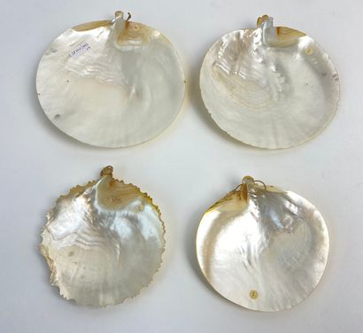 BETHLÉEM Set of four large mother-of-pearl shells with religious decorations carved...