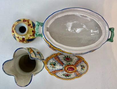 null Earthenware lot, three pieces (oval tureen, vase with a ring [chips and flakes...