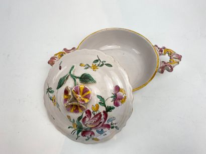 France Écuelle à décor floral polychrome, XVIII-XIXe, faïence stannifère, l. 26 cm...
