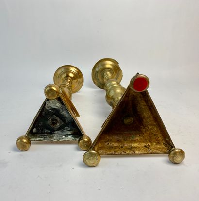 null Deux pique-cierges tripodes, probablement XIXe, bronze, h. 51,5 cm et 35 cm...