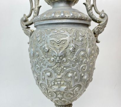 null Paire de vases couverts en balustre de style Renaissance, fin XIXe, régule (galvanoplastie)...