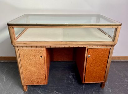 null Table-vitrine de bijoutier à caissons, circa 1980, bois de placage, 78,5x103x61...